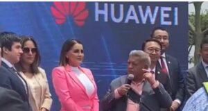 César Acuña llama ‘Hawái’ a Huawei en firma de convenio con la UCV (VIDEO)