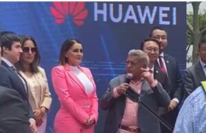 César Acuña llama ‘Hawái’ a Huawei en firma de convenio con la UCV (VIDEO)