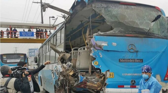 Los Olivos: más de 20 heridos deja choque entre dos buses en la Panamericana Norte