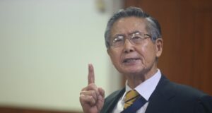Congreso restituye firma de Alberto Fujimori en la Constitución tras tenso debate