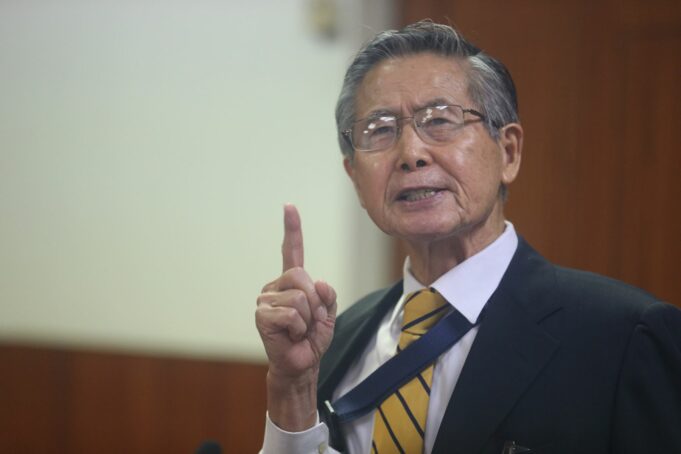 Congreso restituye firma de Alberto Fujimori en la Constitución tras tenso debate