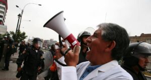 Gremios de salud inician huelga nacional indefinida para exigir incremento salarial