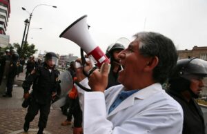 Gremios de salud inician huelga nacional indefinida para exigir incremento salarial