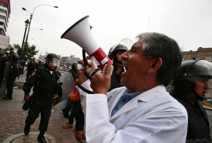 Gremios de salud inician huelga nacional indefinida para exigir incremento salarial