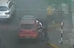 Surquillo: Sujetos con chalecos de la Policía roban a dos médicos más de 40 mil dólares (VIDEO)