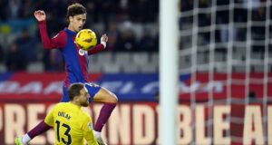 Barcelona no le quita la mira a los lideres tras vencer al Atlético de Madrid 1-0