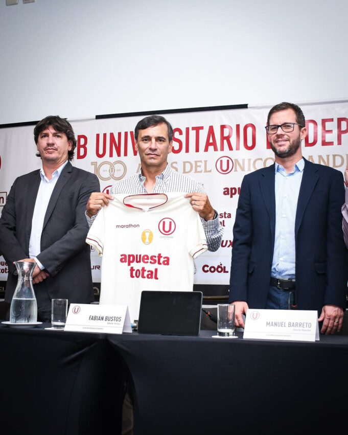 Argentino Fabián Bustos fue presentado como nuevo técnico de Universitario