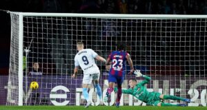 Girona el líder absoluto en la Liga de España tras vencer al Barcelona 4-2