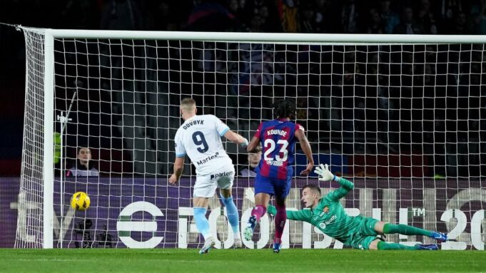 Girona el líder absoluto en la Liga de España tras vencer al Barcelona 4-2