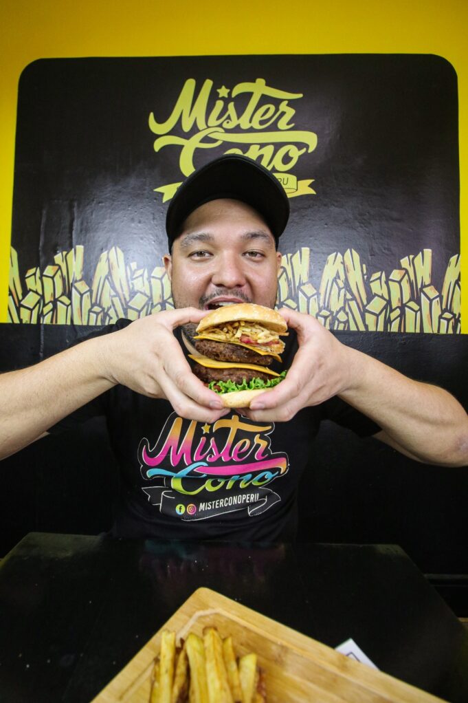 Mister Cono celebra aniversario con hamburguesas a dos soles para todos su clientes