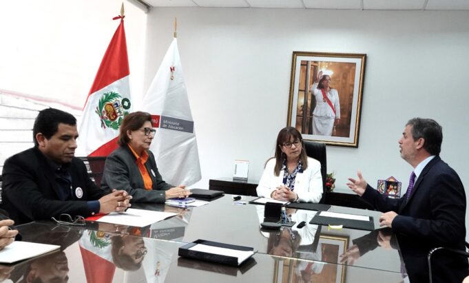 Minedu y UTP firman convenio para certificar estudios de más de 130 mil docentes