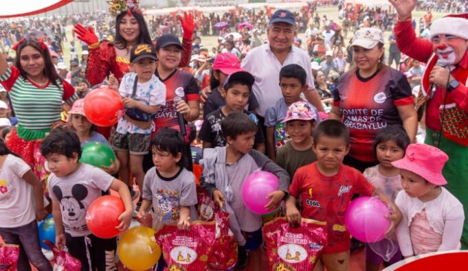 Alcalde de Carabayllo Pablo Mendoza celebró la navidad a más de 5 mil niños