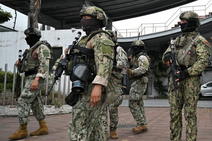 Ejercito de Ecuador captura a dos terroristas en zona fronteriza con Perú