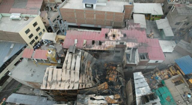 Bomberos logran controlar incendio en Mesa Redonda tras varias horas de arduo trabajo