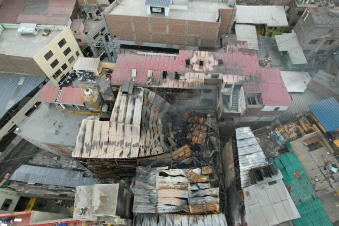 Bomberos logran controlar incendio en Mesa Redonda tras varias horas de arduo trabajo