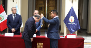 Presidente Poder Judicial recibe distinción en el marco de Bicentenario de la Corte Suprema