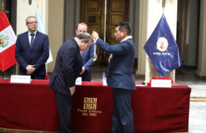 Presidente Poder Judicial recibe distinción en el marco de Bicentenario de la Corte Suprema