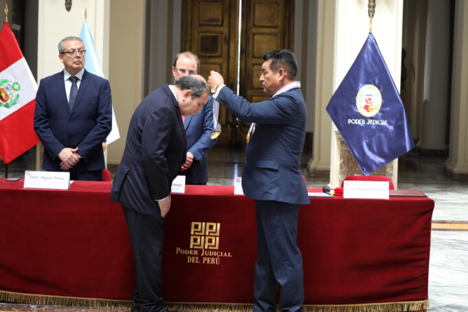 Presidente Poder Judicial recibe distinción en el marco de Bicentenario de la Corte Suprema
