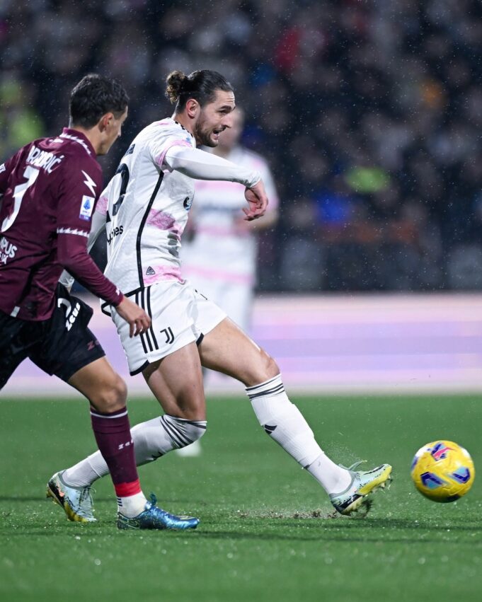 Juventus derrotó a Salernitana por 2-1 y quedó a dos del líder Inter en el Calcio