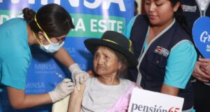 Usuaria de Pensión 65 retoma sus actividades tras recibir vacuna monovalente contra la Covid-19