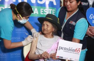 Usuaria de Pensión 65 retoma sus actividades tras recibir vacuna monovalente contra la Covid-19