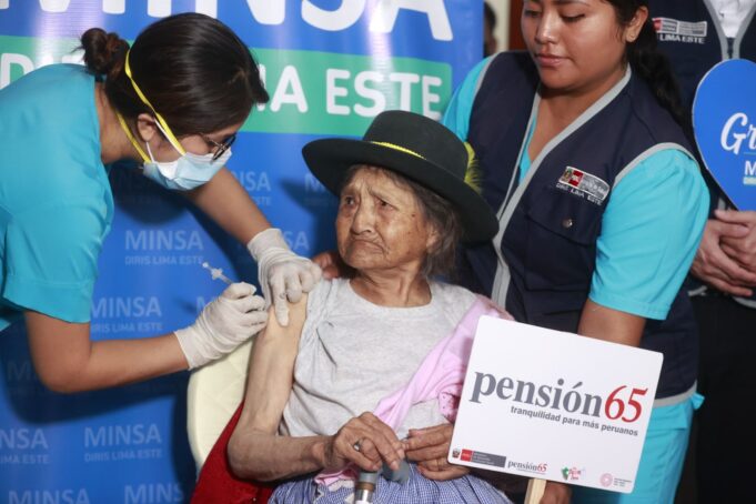 Usuaria de Pensión 65 retoma sus actividades tras recibir vacuna monovalente contra la Covid-19