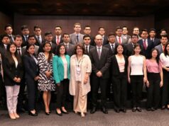 BCRP inició cursos de extensión para captar a los mejores economistas del país Alumnos seleccionados para el curso de Economía Avanzada, junto al gerente general del BCR, Eduardo Torres Llosa y Sandra Mansilla del Comité de Capacitación.