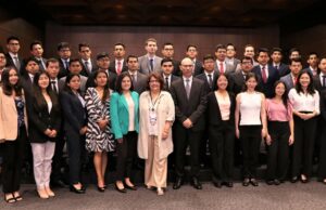 BCRP inició cursos de extensión para captar a los mejores economistas del país Alumnos seleccionados para el curso de Economía Avanzada, junto al gerente general del BCR, Eduardo Torres Llosa y Sandra Mansilla del Comité de Capacitación.