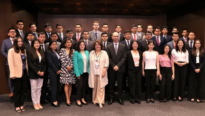 BCRP inició cursos de extensión para captar a los mejores economistas del país Alumnos seleccionados para el curso de Economía Avanzada, junto al gerente general del BCR, Eduardo Torres Llosa y Sandra Mansilla del Comité de Capacitación.