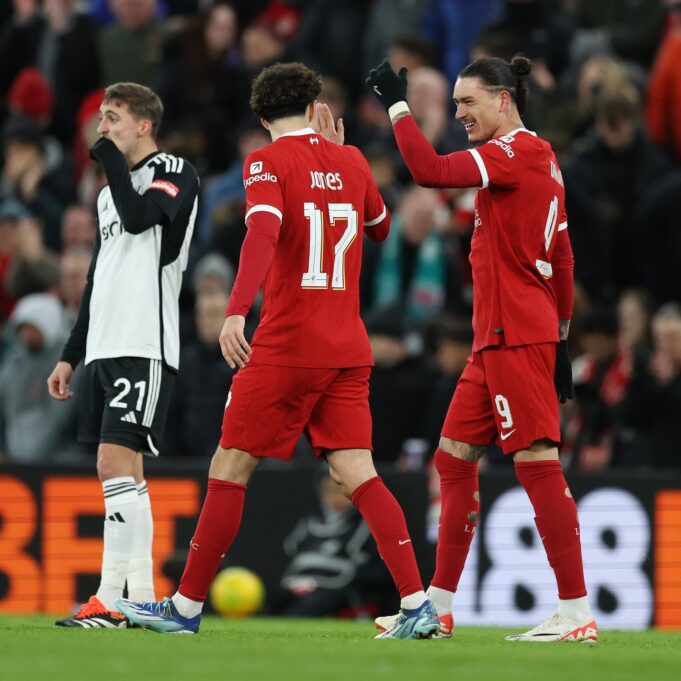 Liverpool sacó ventaja en la ida de semifinales de la Carabao CUP al vencer a Fulham2-1