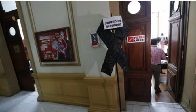 Perú Libre protesta con canción ‘Dina asesina’ durante conmemoración de los 30 años de la Constitución del 93