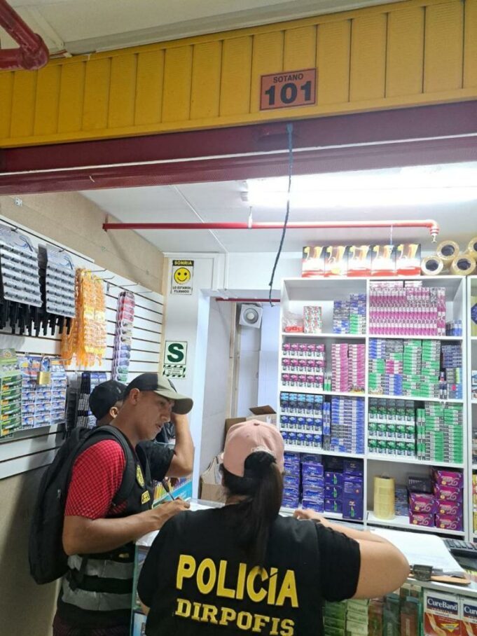 PNP encuentra gran cantida de cigarrillos ilegales en Galería de Mesa Redonda