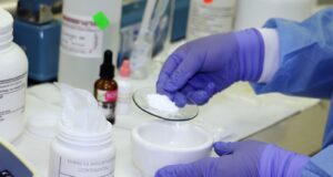 Hospital Emergencia Ate-Vitarte: Farmacotecnia de HLEV elabora más de 30 fórmulas a precios bajos