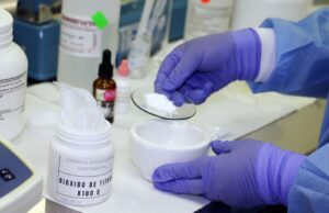 Hospital Emergencia Ate-Vitarte: Farmacotecnia de HLEV elabora más de 30 fórmulas a precios bajos