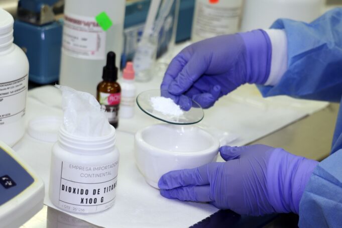 Hospital Emergencia Ate-Vitarte: Farmacotecnia de HLEV elabora más de 30 fórmulas a precios bajos