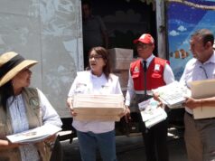 Ministra de Educación supervisa entrega de material educativo en colegio emblemático de Ocucaje, Ica