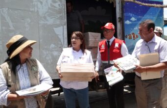 Ministra de Educación supervisa entrega de material educativo en colegio emblemático de Ocucaje, Ica