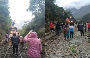 Paro en Machupicchu:bloquean línea férrea y turistas sufren en primer día de huelga indefinida