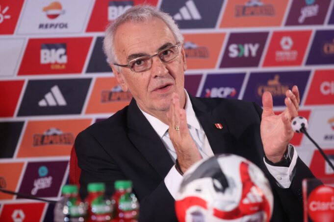 Jorge Fossati promete mucho trabajo al ser presentado como técnico de Perú
