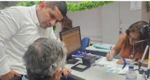 Alberto Fujimori reaparece en público para actualizar datos en Reniec