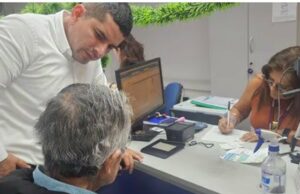 Alberto Fujimori reaparece en público para actualizar datos en Reniec