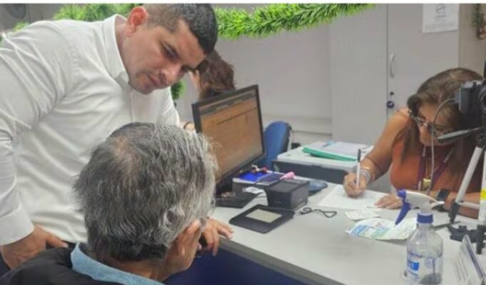 Alberto Fujimori reaparece en público para actualizar datos en Reniec