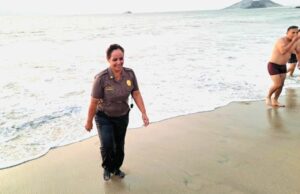 ¡Compromiso total! Jefa policial de Chimbote rescata a 3 personas en playa Besique