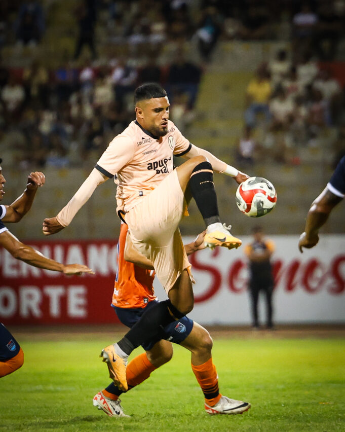 Universitario y César Vallejo empataron 0-0 en discreto partido jugado en Trujillo