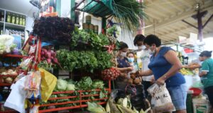 Hoy zanahoria, haba, zapallo, plátano, naranja y melón, en oferta al alcance de amas de casa