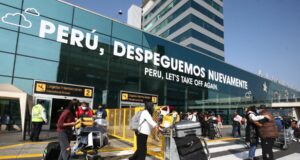 Sigue caos en Aeropuerto Jorge Chávez:pasajeros afectados por retrasos y cancelaciones de vuelos