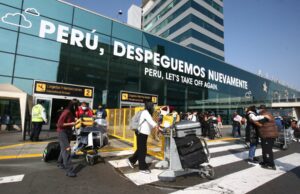 Sigue caos en Aeropuerto Jorge Chávez:pasajeros afectados por retrasos y cancelaciones de vuelos