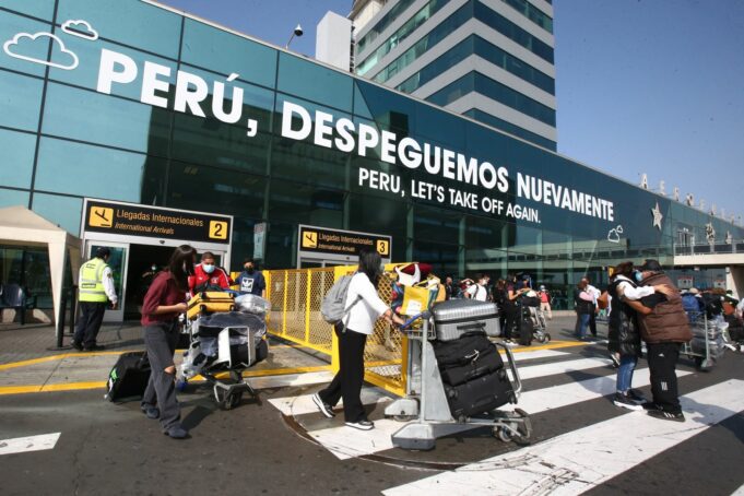 Sigue caos en Aeropuerto Jorge Chávez:pasajeros afectados por retrasos y cancelaciones de vuelos