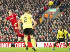 Liverpool mantuvo la punta en la Premier League al derrotar a Burnley 3-1