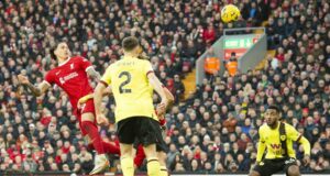 Liverpool mantuvo la punta en la Premier League al derrotar a Burnley 3-1